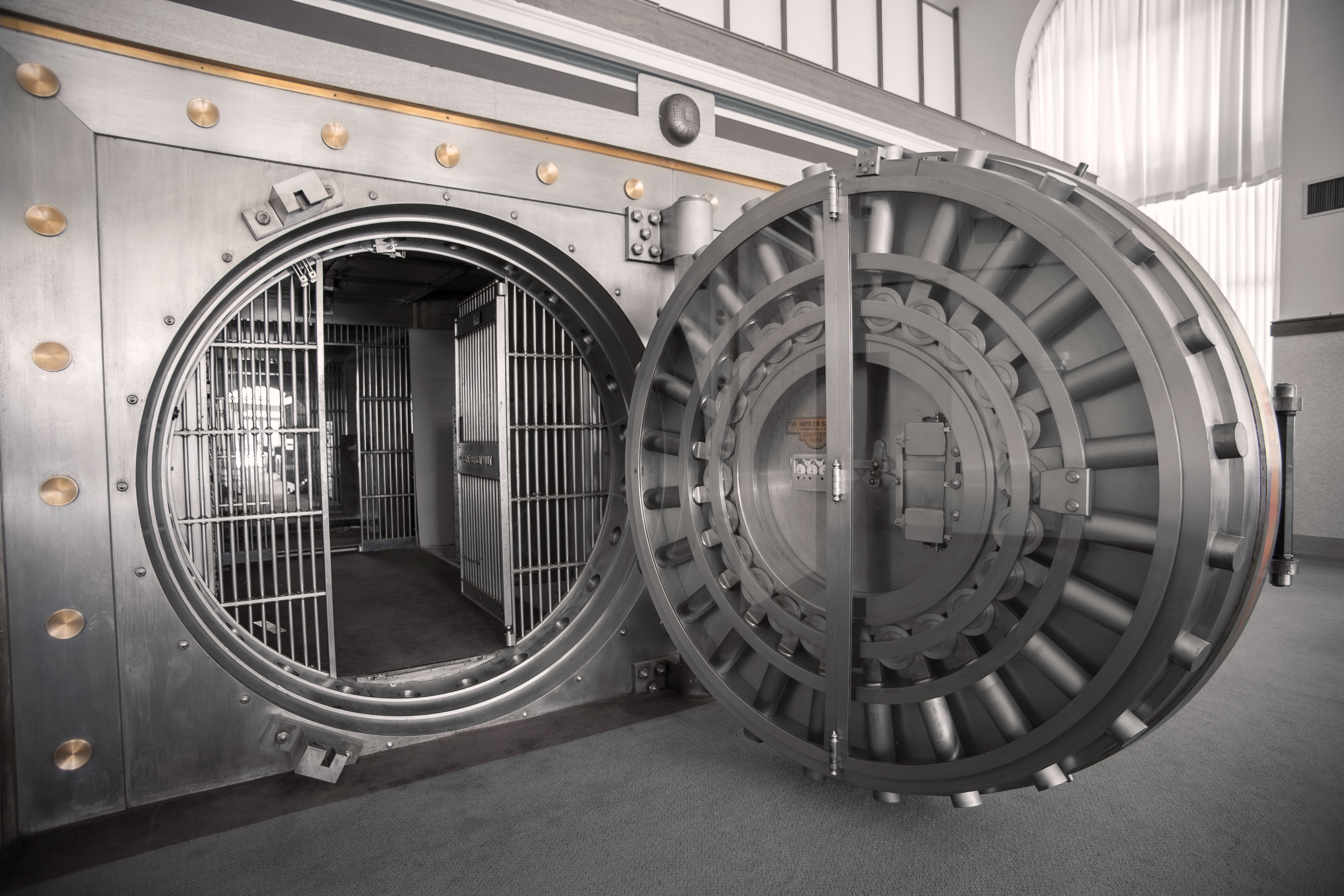 Ball vault. Хранилище the Vault. Дверь банковского хранилища. Банковский сейф. Банковское хранилище с круглой дверь.